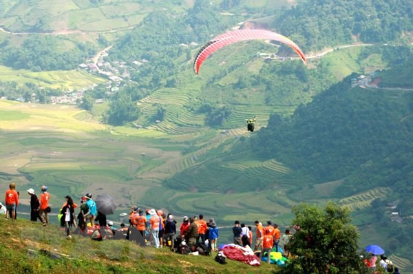Parachutes revolotearán sobre arrozales dorados en provincia noroccidental de Vietnam ảnh 1 Parachutes revolotearán sobre arrozales dorados en provincia noroccidental de Vietnam ảnh 1