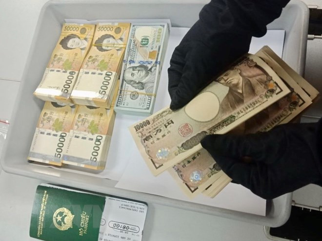 Detectan transporte ilegal de dinero a través del aeropuerto de Tan Son Nhat ảnh 1 Detectan transporte ilegal de dinero a través del aeropuerto de Tan Son Nhat ảnh 1