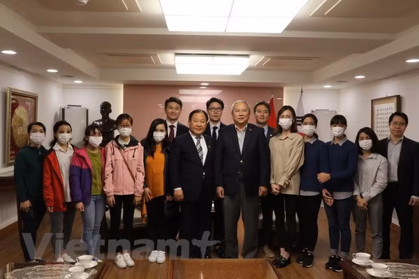 Sudcorea continuará programa de cirugía plástica gratuita para jóvenes vietnamitas ảnh 1