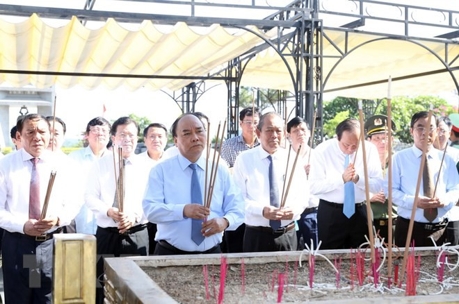 Premier de Vietnam rinde tributo a mártires en el mayor cementerio nacional ảnh 1 Premier de Vietnam rinde tributo a mártires en el mayor cementerio nacional ảnh 1