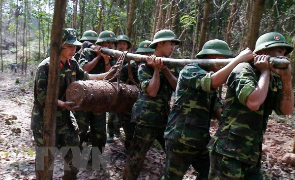 Trasladan a zona segura bomba de 225 kilogramos hallada en provincia norvietnamita ảnh 1