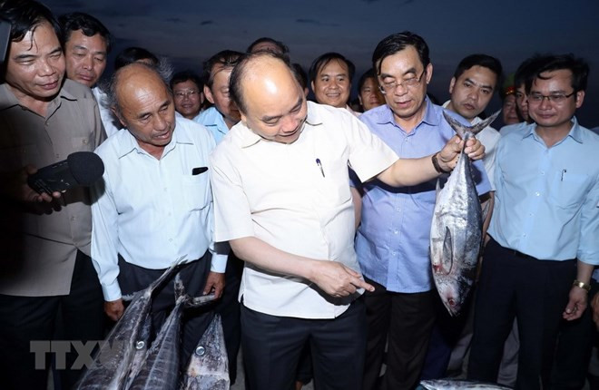 Premier vietnamita visita a pescadores en provincias afectadas por incidente ambiental ảnh 1 Premier vietnamita visita a pescadores en provincias afectadas por incidente ambiental ảnh 1