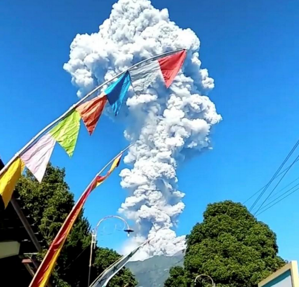 Volcán Merapi arroja enorme columna de ceniza en Indonesia ảnh 1 Volcán Merapi arroja enorme columna de ceniza en Indonesia ảnh 1