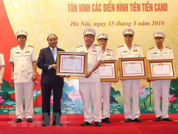 Premier instó a policías a seguir estudiante enseñanzas del presidente Ho Chi Minh ảnh 1 Premier instó a policías a seguir estudiante enseñanzas del presidente Ho Chi Minh ảnh 1