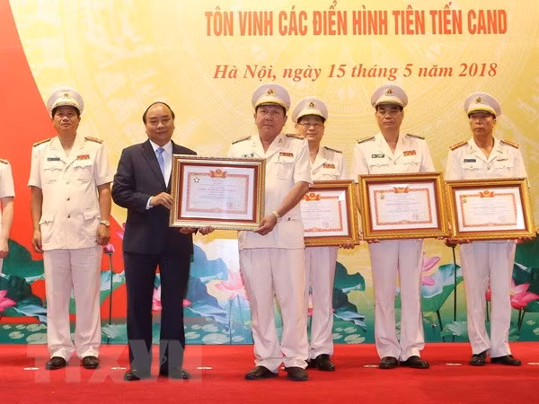 Premier instó a policías a seguir estudiante enseñanzas del presidente Ho Chi Minh ảnh 1