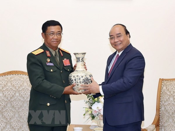 Premier de Vietnam recibe a jefe del Estado Mayor General de Ejército de Laos ảnh 1 Premier de Vietnam recibe a jefe del Estado Mayor General de Ejército de Laos ảnh 1