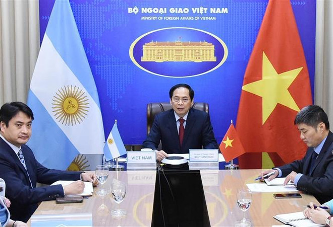 Canciller vietnamita sostiene conversación telefónica con su homólogo argentino ảnh 2 Canciller vietnamita sostiene conversación telefónica con su homólogo argentino ảnh 2