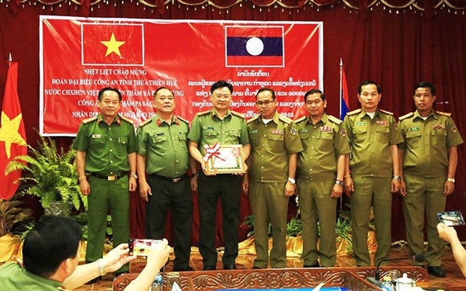 Laos confiere Medalla del Trabajo a dependencia de la policía vietnamita ảnh 1 Laos confiere Medalla del Trabajo a dependencia de la policía vietnamita ảnh 1
