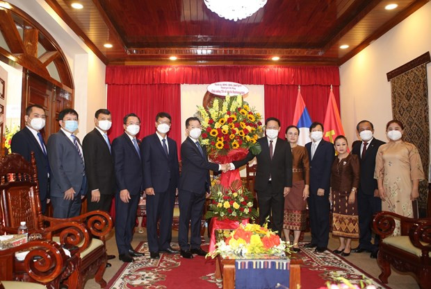 Dirigentes de ciudad vietnamita felicitan a diplomáticos de Laos por fiesta Bunpimay ảnh 1 Dirigentes de ciudad vietnamita felicitan a diplomáticos de Laos por fiesta Bunpimay ảnh 1