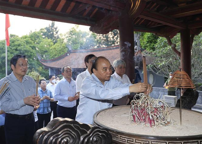 Presidente de Vietnam rinde homenaje a legendarios ancestros de la nación ảnh 1 Presidente de Vietnam rinde homenaje a legendarios ancestros de la nación ảnh 1