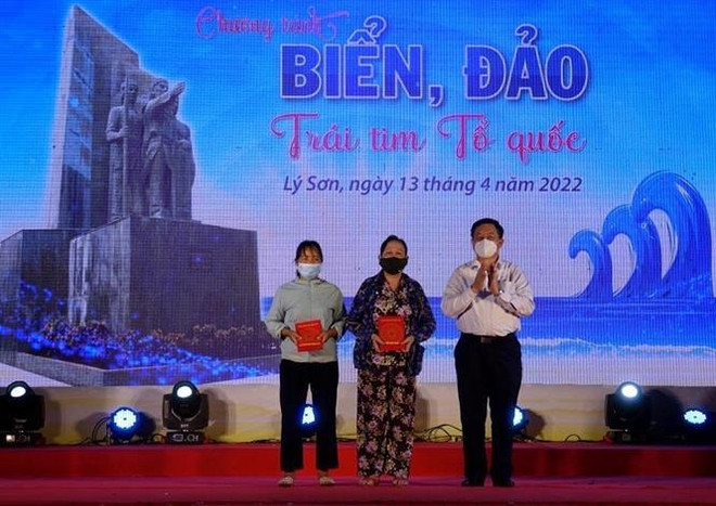 Efectúan programa artístico sobre el mar e islas vietnamitas ảnh 1 Efectúan programa artístico sobre el mar e islas vietnamitas ảnh 1