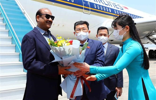 Presidente de la Cámara Baja de India llega a Hanoi para iniciar su visita a Vietnam ảnh 1 Presidente de la Cámara Baja de India llega a Hanoi para iniciar su visita a Vietnam ảnh 1