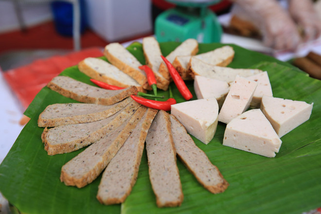 Aldea vietnamita famosa por la elaboración tradicional del embutido ảnh 1