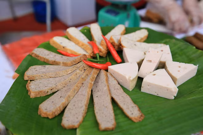 Aldea vietnamita famosa por la elaboración tradicional del embutido ảnh 1