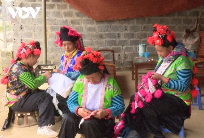 Trajes únicos y sofisticados de las mujeres del grupo étnico Mong Blanco ảnh 1