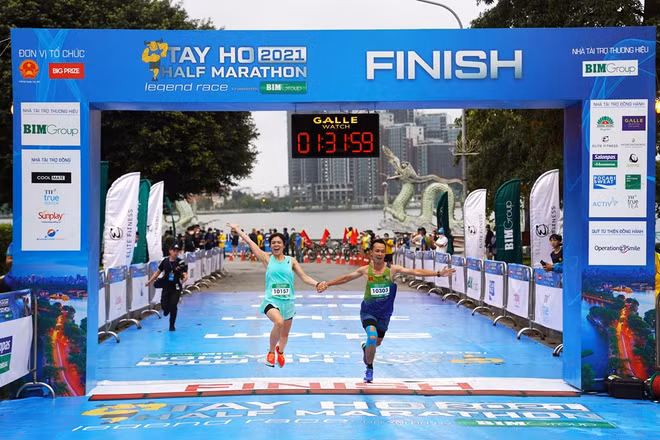 Casi tres mil participantes en Medio Maratón Tay Ho 2021 ảnh 1