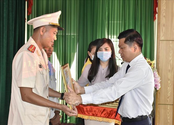Otorgan medalla de valentía a oficial vietnamita por salvar vidas a accidentados ảnh 1 Otorgan medalla de valentía a oficial vietnamita por salvar vidas a accidentados ảnh 1