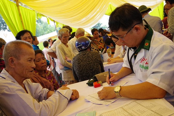 Ofrecen atención médica a personas pobres en región fronteriza Vietnam-Camboya ảnh 1 Ofrecen atención médica a personas pobres en región fronteriza Vietnam-Camboya ảnh 1