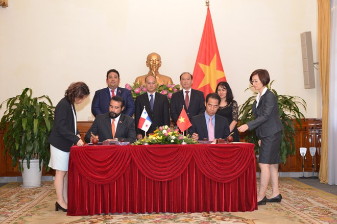 Firman Vietnam y Panamá acuerdo de exención de visado para titulares de pasaportes ordinarios ảnh 2