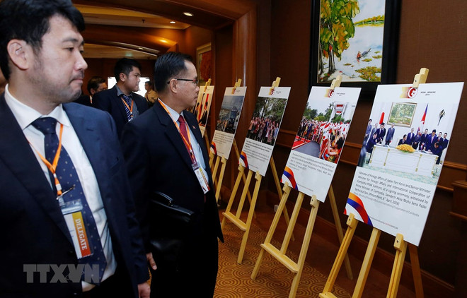 Efectúan en Hanoi exposición fotográfica sobre las relaciones ASEAN-Japón ảnh 1 Efectúan en Hanoi exposición fotográfica sobre las relaciones ASEAN-Japón ảnh 1
