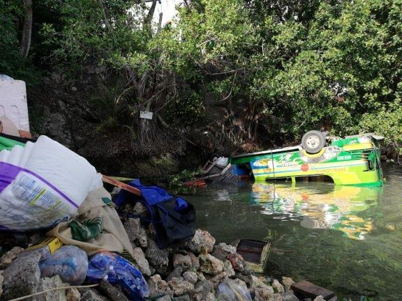 Tres muertos y 26 heridos tras una colisión de tres vehículos en centro de Filipinas ảnh 1 Tres muertos y 26 heridos tras una colisión de tres vehículos en centro de Filipinas ảnh 1