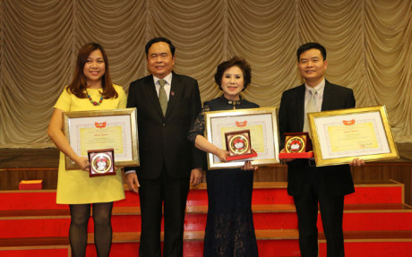 Honran a vietnamitas en República Checa por su apoyo a afectados por inundaciones ảnh 1 Honran a vietnamitas en República Checa por su apoyo a afectados por inundaciones ảnh 1