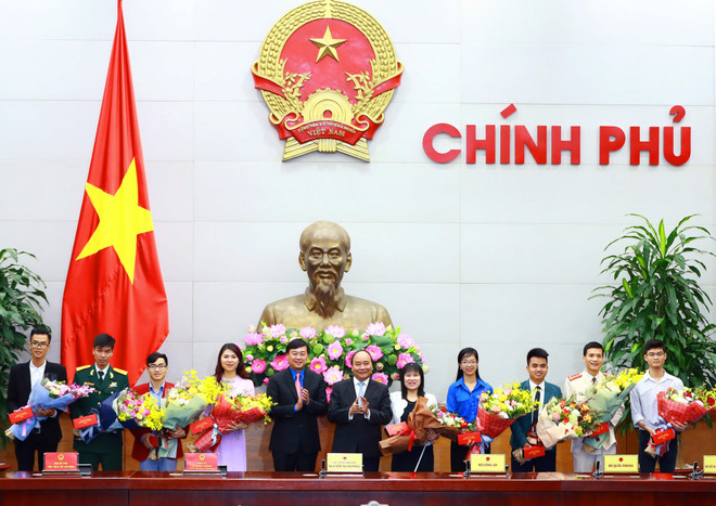Premier vietnamita dialoga con jóvenes nacionales con méritos destacados ảnh 1