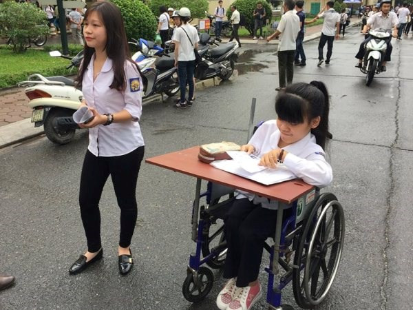 Expremier de Japón obsequia sillas de ruedas a víctimas de Agente Naranja ảnh 1 Expremier de Japón obsequia sillas de ruedas a víctimas de Agente Naranja ảnh 1