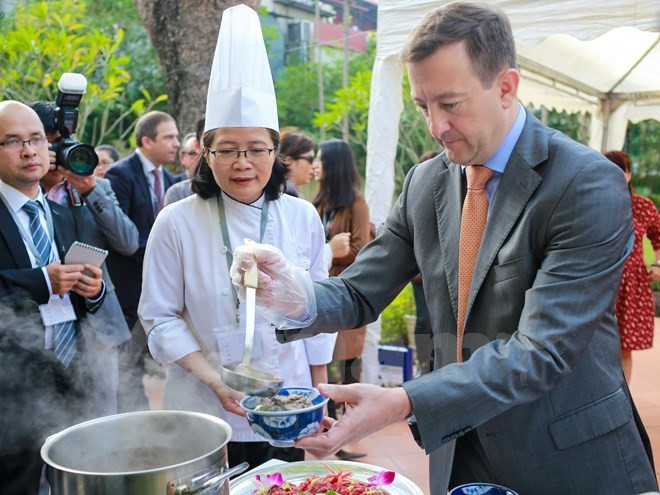 Cocineros de 24 restaurantes vietnamitas demostrarán técnicas de culinaria francesa ảnh 1 Cocineros de 24 restaurantes vietnamitas demostrarán técnicas de culinaria francesa ảnh 1