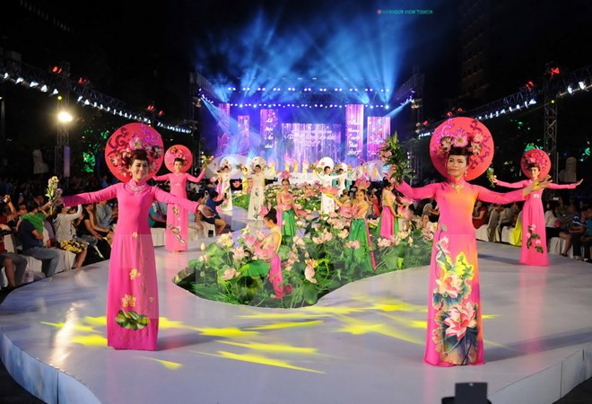 Festival de Ao Dai atrae a más de 70 mil visitantes ảnh 1 Festival de Ao Dai atrae a más de 70 mil visitantes ảnh 1