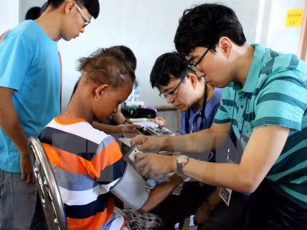 Ofrecen exámenes médicos gratuitos a niños en Ninh Binh ảnh 1