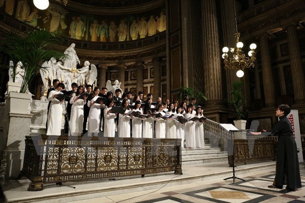 Coro vietnamita deleita a público en Festival Internacional en París ảnh 1 Coro vietnamita deleita a público en Festival Internacional en París ảnh 1