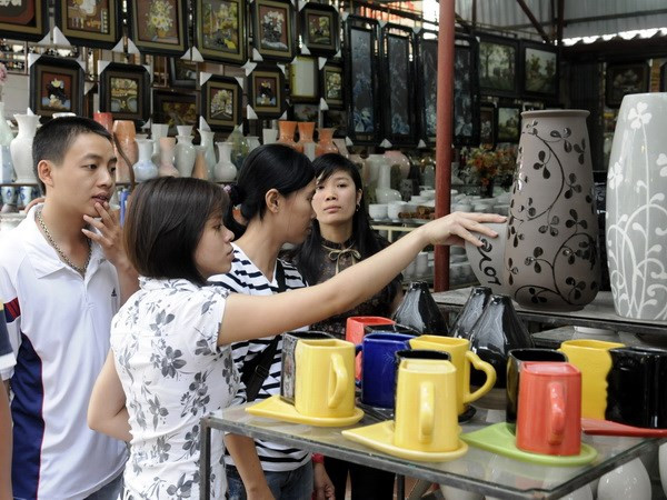 Jóvenes exploran aldeas artesanales tradicionales de Hanoi ảnh 1