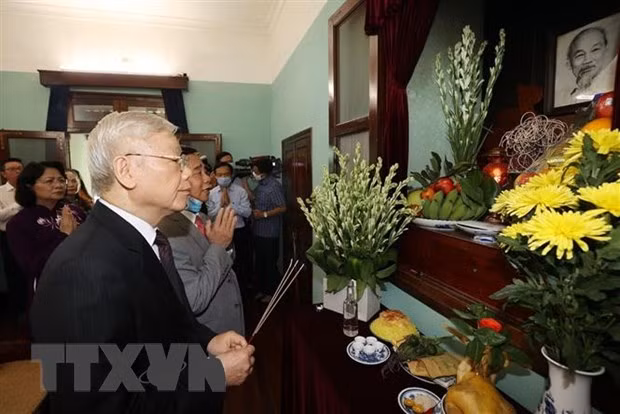 Máximo dirigente partidista de Vietnam rinde tributo al Presidente Ho Chi Minh ảnh 1 Máximo dirigente partidista de Vietnam rinde tributo al Presidente Ho Chi Minh ảnh 1