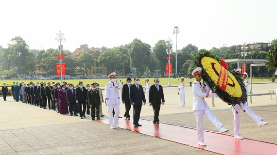 Dirigentes vietnamitas rinden homenaje al Presidente Ho Chi Minh ảnh 1 Dirigentes vietnamitas rinden homenaje al Presidente Ho Chi Minh ảnh 1