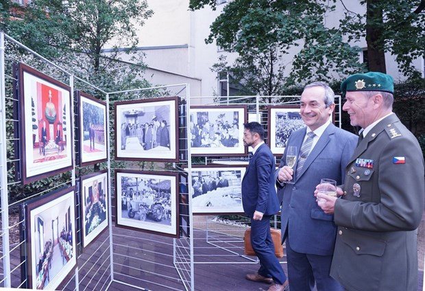 Exposición fotográfica conmemora Día Nacional de Vietnam en Praga ảnh 1