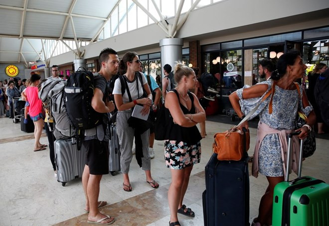 Miles de viajeros evacuados tras terremoto intenso en Indonesia ảnh 1 Miles de viajeros evacuados tras terremoto intenso en Indonesia ảnh 1