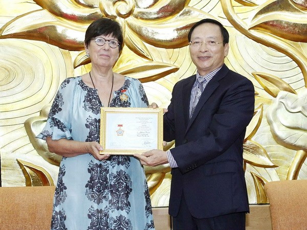 Vietnam condecora a la embajadora de Bélgica con insignia de la amistad ảnh 1 Vietnam condecora a la embajadora de Bélgica con insignia de la amistad ảnh 1