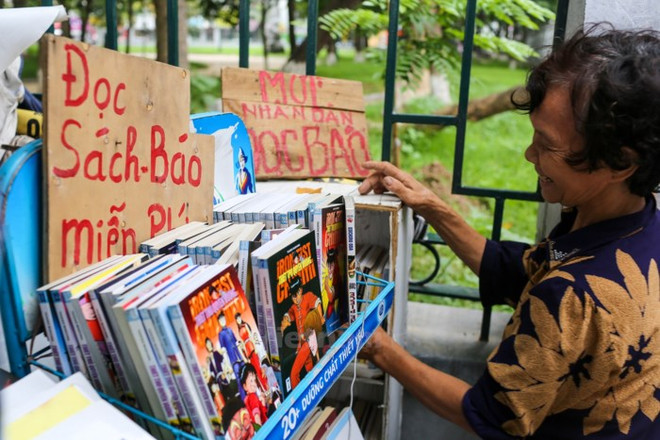 Librería gratis de una anciana de 74 años de edad atrae atención de los jóvenes ảnh 1 Librería gratis de una anciana de 74 años de edad atrae atención de los jóvenes ảnh 1