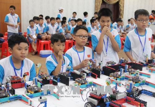 Cerca de 150 estudiantes vietnamitas participan en competencia robótica ảnh 1 Cerca de 150 estudiantes vietnamitas participan en competencia robótica ảnh 1