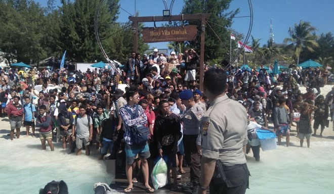 Aeropuerto de Lombok saturado de turistas que buscan salir tras terremoto en Indonesia ảnh 1 Aeropuerto de Lombok saturado de turistas que buscan salir tras terremoto en Indonesia ảnh 1