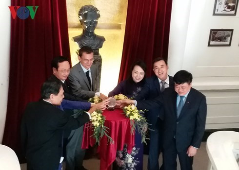 Inauguran en hospital vietnamita busto en homenaje a la científica Marie Curie ảnh 1 Inauguran en hospital vietnamita busto en homenaje a la científica Marie Curie ảnh 1