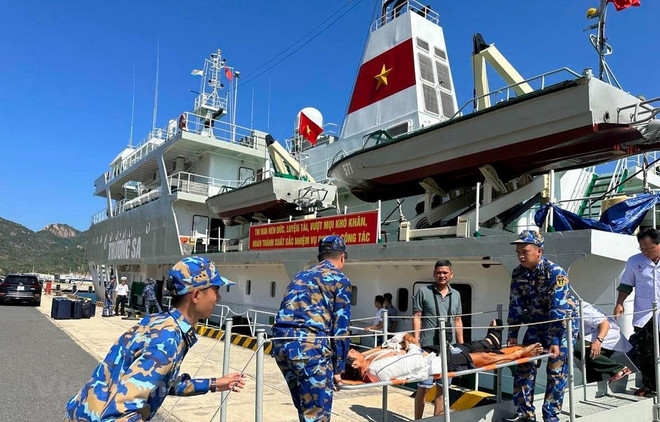 Marina vietnamita traslada a pescadores enfermos a parte continental ảnh 1