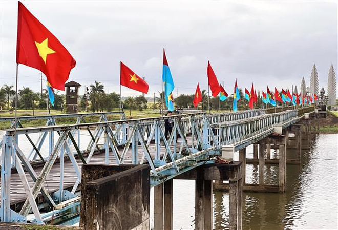 Organizan acto de izamiento de bandera por reunificación nacional de Vietnam ảnh 2 Organizan acto de izamiento de bandera por reunificación nacional de Vietnam ảnh 2