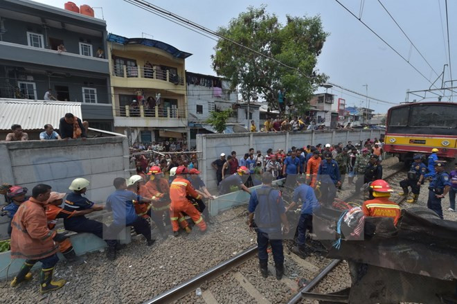Indonesia: Decenas de muertos tras una colisión entre tren y autobús ảnh 1 Indonesia: Decenas de muertos tras una colisión entre tren y autobús ảnh 1
