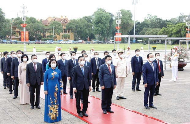 Líderes vietnamitas rinden homenaje al Presidente Ho Chi Minh por el 131 aniversario de su natalicio ảnh 3 Líderes vietnamitas rinden homenaje al Presidente Ho Chi Minh por el 131 aniversario de su natalicio ảnh 3