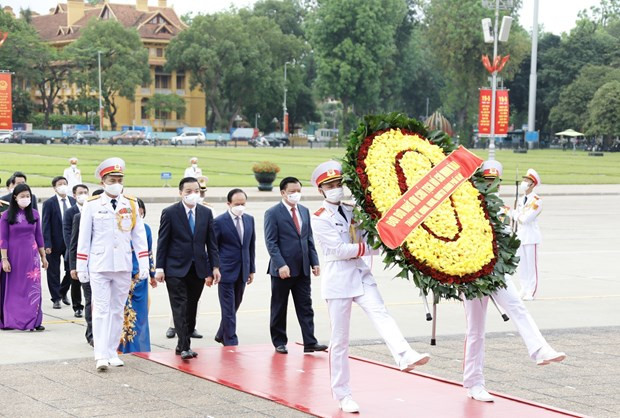 Líderes vietnamitas rinden homenaje al Presidente Ho Chi Minh por el 131 aniversario de su natalicio ảnh 4 Líderes vietnamitas rinden homenaje al Presidente Ho Chi Minh por el 131 aniversario de su natalicio ảnh 4