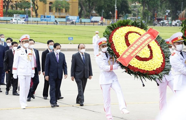 Líderes vietnamitas rinden homenaje al Presidente Ho Chi Minh por el 131 aniversario de su natalicio ảnh 1 Líderes vietnamitas rinden homenaje al Presidente Ho Chi Minh por el 131 aniversario de su natalicio ảnh 1