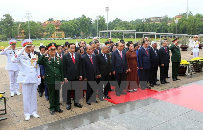 Rinden dirigentes vietnamitas homenaje al presidente Ho Chi Minh ảnh 1
