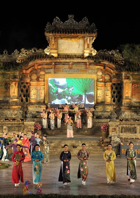 Ciudad centrovietnamita de Hue invierte en restauración de Bia Quoc Hoc ảnh 1 Ciudad centrovietnamita de Hue invierte en restauración de Bia Quoc Hoc ảnh 1